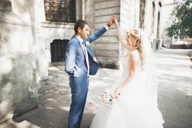 Gelin ve damat el ele tutuşuyor.