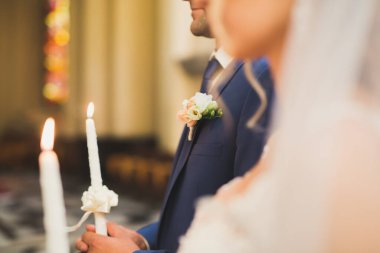 Düğün çifti kilisede evleniyor.