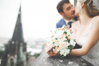 Mükemmel bir çift gelin ve damat düğün günlerinde poz verip öpüşürler.