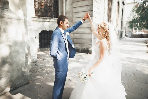 Boda pareja novia y novio de la mano — Foto de Stock