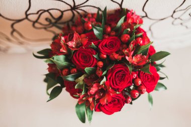 Farklı çiçeklerden oluşan lüks bir düğün buketi.