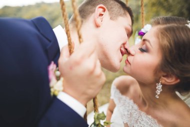 Genç ve güzel bir çiftin yakın çekimi.