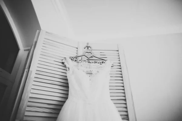 Ідеальна весільна сукня в кімнаті нареченої — стокове фото