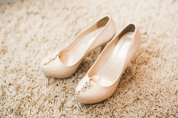 Λευκό κομψό γαμήλια παπούτσια για τη νύφη. Κοντινό πλάνο — Φωτογραφία Αρχείου