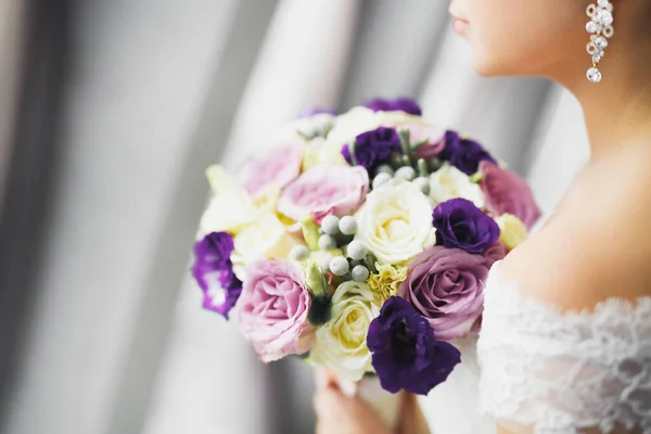 Schöne Luxusbraut im eleganten weißen Kleid — Stockfoto