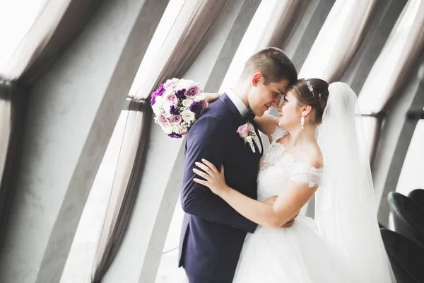 Tökéletes pár menyasszony, vőlegény pózol és csók az esküvő napján — Stock Fotó