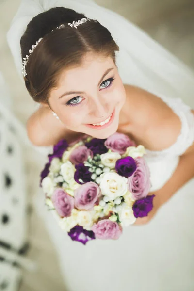 Pengantin wanita memegang buket pernikahan yang besar dan indah dengan bunga — Stok Foto