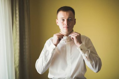 Genç ve yakışıklı bir adam iş toplantısından sonra bir otelde dinleniyor.