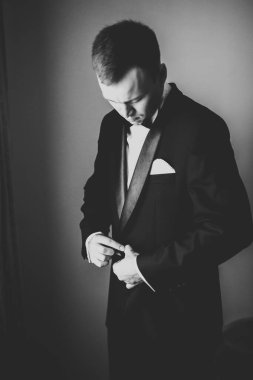 Güzel adam, damat poz veriyor ve düğüne hazırlanıyor.