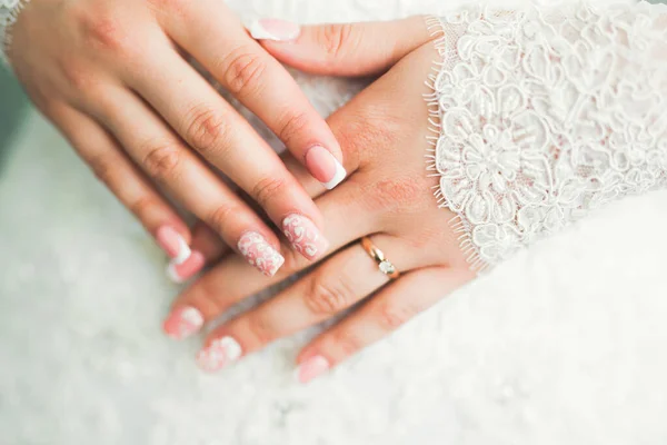 奢华美丽的结婚戒指在手 — 图库照片