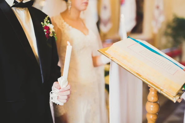 Düğün çifti kilisede evleniyor. — Stok fotoğraf