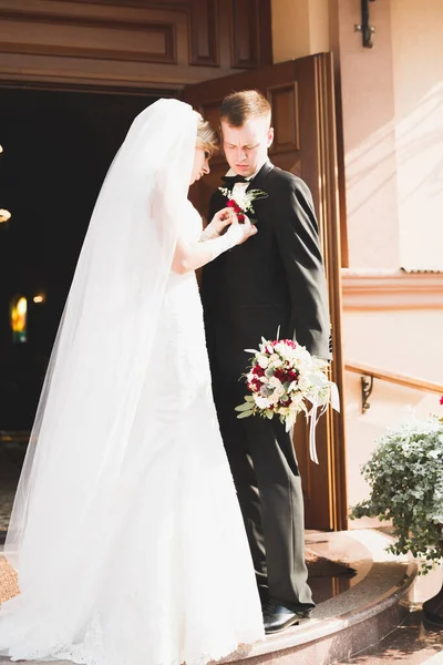 Ślub para licytować i pan młody wziąć ślub w kościele — Zdjęcie stockowe