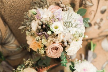 Farklı çiçeklerden oluşan lüks bir düğün buketi.