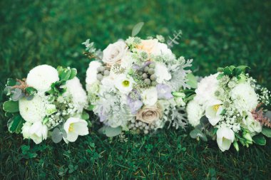 Farklı çiçeklerle güzel bir düğün buketi, güller