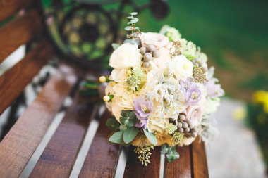 Farklı çiçeklerden oluşan lüks bir düğün buketi.