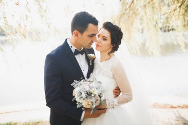 Gelin ve damat el ele tutuşuyor.