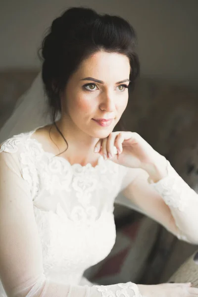 Luxusní nevěsta v bílých šatech pózuje při přípravě na svatební obřad — Stock fotografie
