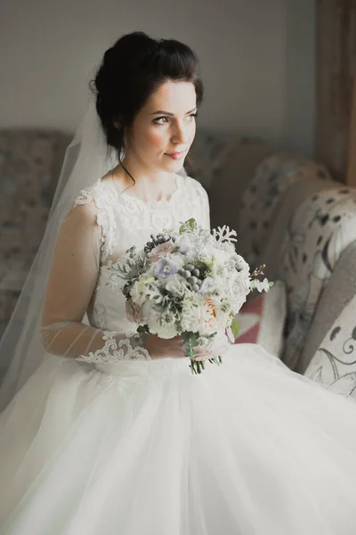 Retrato de novia hermosa con velo de moda en la mañana de la boda — Foto de Stock