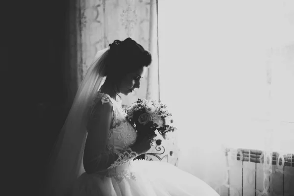 Noiva de luxo em vestido branco posando enquanto se prepara para a cerimônia de casamento — Fotografia de Stock