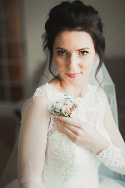 Retrato de novia hermosa con velo de moda en la mañana de la boda — Foto de Stock