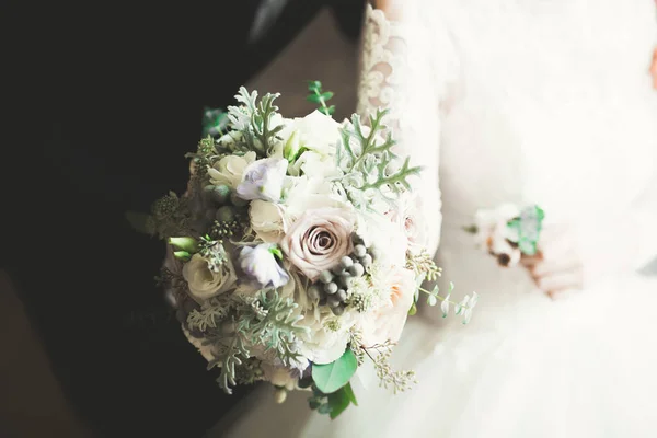 Noiva segurando grande e bonito buquê de casamento com flores — Fotografia de Stock