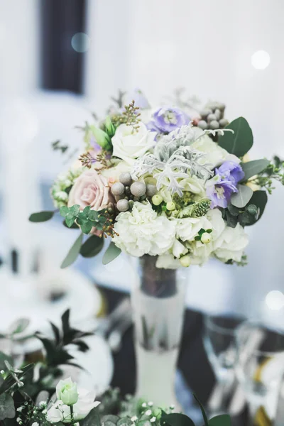 Farklı çiçeklerden oluşan lüks bir düğün buketi. — Stok fotoğraf