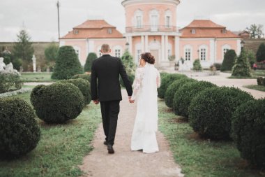 İnanılmaz mutlu nazik stil güzel romantik beyaz çift arka planda antik barok kalesinde