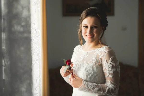 Mariée de luxe en robe blanche posant tout en se préparant pour la cérémonie de mariage — Photo