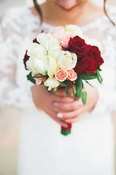 Наречена тримає великий і красивий весільний букет з квітами — стокове фото