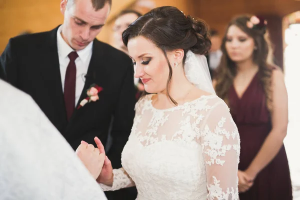 Menyasszony és vőlegény jegygyűrűt cserélnek. Stílusos pár hivatalos ceremónia — Stock Fotó