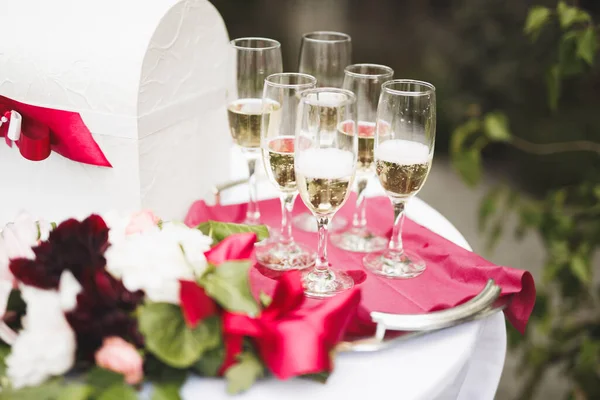 Bicchieri di lusso con champagne sul tavolo — Foto Stock