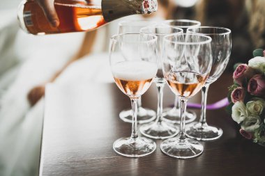 Masasında şampanya olan lüks bardaklar.