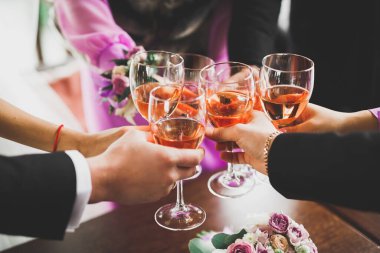 Gelin ve damat bardak şampanya ile