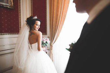 Mükemmel bir çift gelin ve damat düğün günlerinde poz verip öpüşürler.