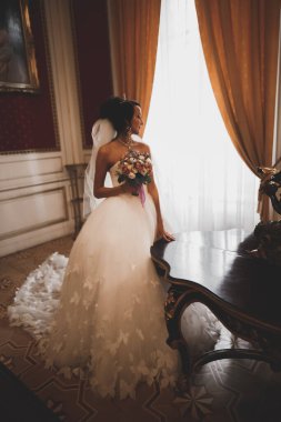 Zarif beyaz elbiseler içinde güzel bir gelin