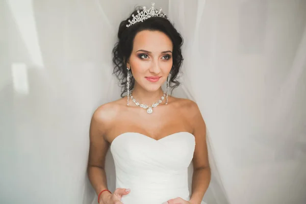 Novia de lujo en vestido blanco posando mientras se prepara para la ceremonia de boda — Foto de Stock