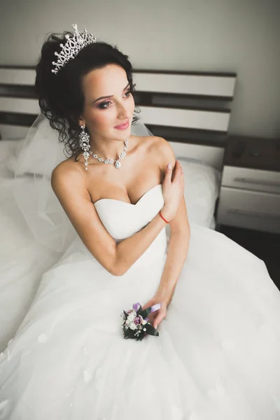 Linda noiva em roupão posando e se preparando para o rosto cerimônia de casamento em uma sala — Fotografia de Stock