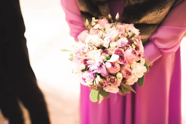 Maravilhoso bouquet de casamento de luxo de flores diferentes — Fotografia de Stock