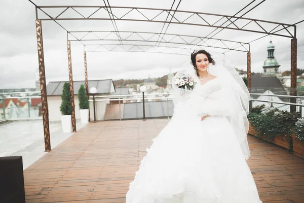 Bella sposa filatura con abito perfetto in città — Foto Stock