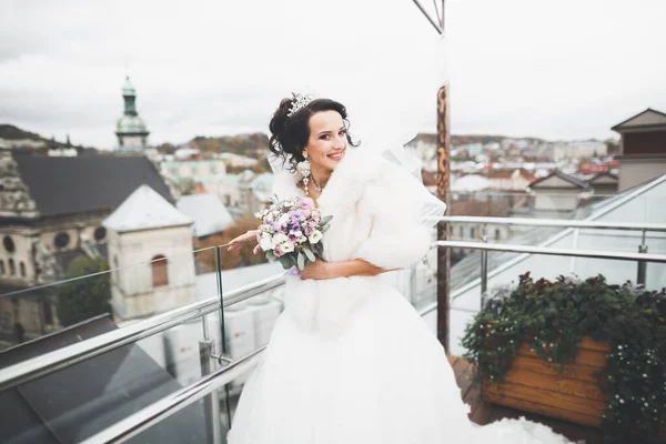 Ritratto di splendida sposa con capelli lunghi in posa con grande bouquet — Foto Stock