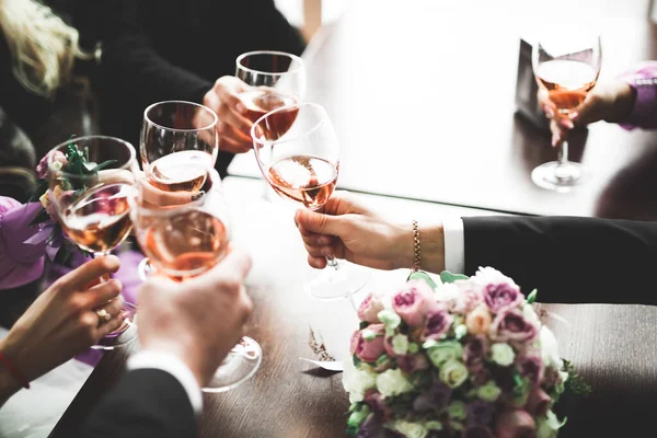 Feest met vrienden. Groep vrolijke jongeren met sterretjes en champagnefluiten — Stockfoto
