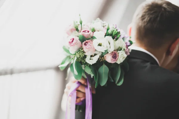 Наречена тримає великий і красивий весільний букет з квітами — стокове фото