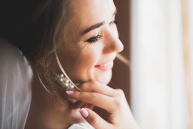 Tüylü, lüks makyaj, saç stili, stüdyo içi fotoğraf çekimi olan güzel bir gelin.