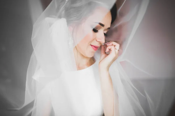 Lyxbrud i vit klänning poserar medan förbereda sig för bröllopsceremonin — Stockfoto