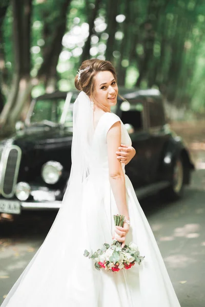 Vacker mode brud i bröllop klänning poserar — Stockfoto