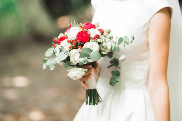 Novia celebración grande y hermoso ramo de bodas con flores — Foto de Stock