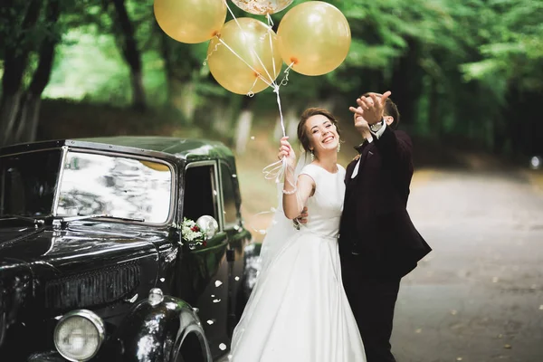 Perfektes Paar Braut, Bräutigam posiert und küsst sich am Hochzeitstag — Stockfoto