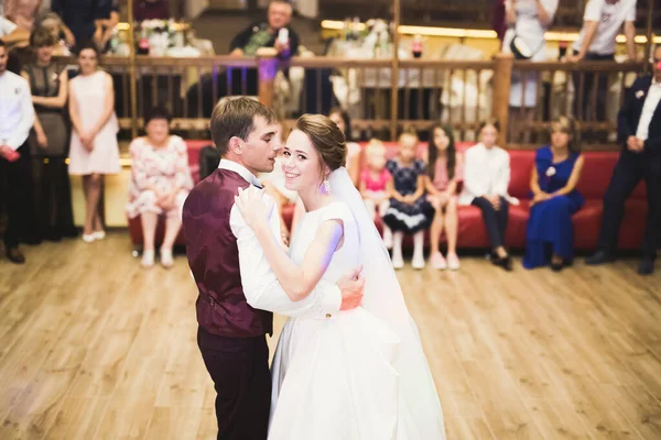 Hermosa pareja de casados recién casados y bailando su primer baile — Foto de Stock