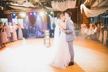 Yeni evli çiftin ilk düğün dansı.