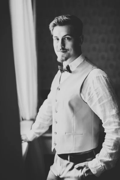 Hermoso hombre, novio posando y preparándose para la boda — Foto de Stock